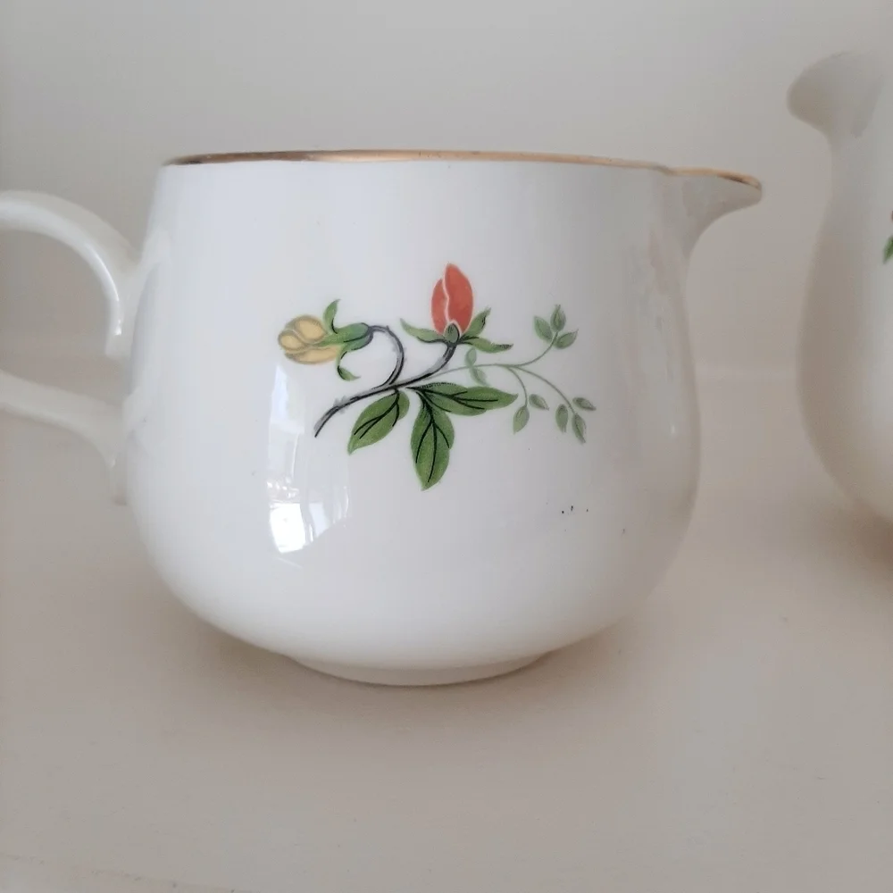 VTG TEAPOT AND CREAMER SET